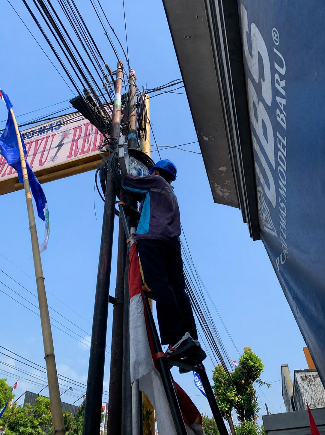 Teknisi Garuda Media Telematika 20 membangun jaringan internet outdoor
