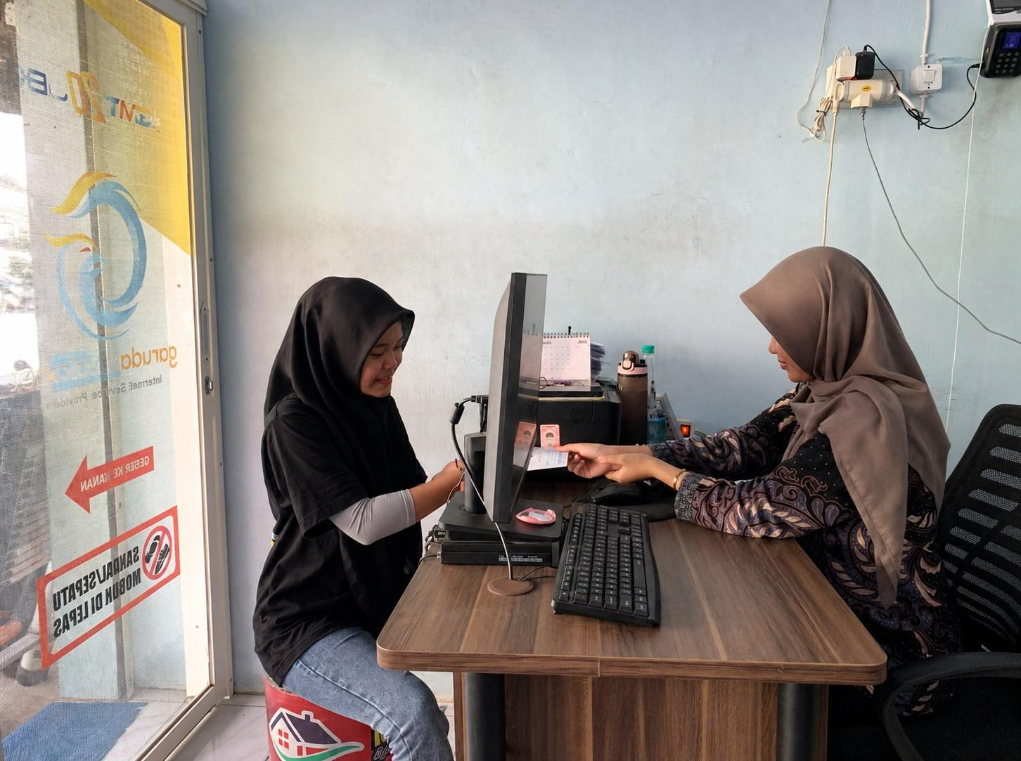 Tim Garuda Media Telematika 20 melayani pelanggan di kantor